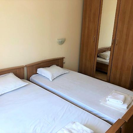 Complex Golden Dreams Aparthotel Pantai Sunny Bagian luar foto