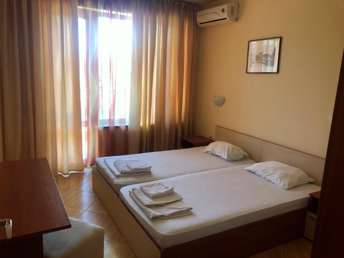 Complex Golden Dreams Aparthotel Pantai Sunny Bagian luar foto