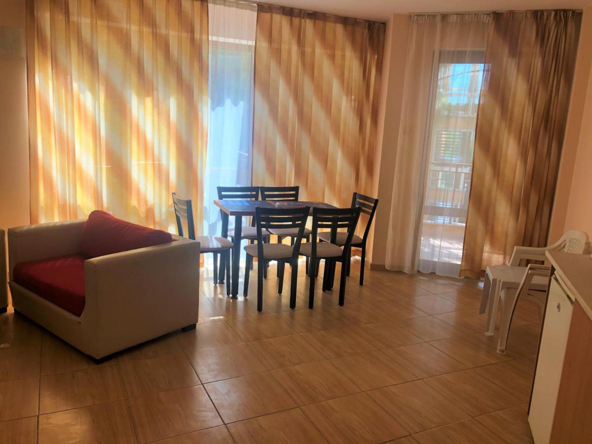 Complex Golden Dreams Aparthotel Pantai Sunny Bagian luar foto