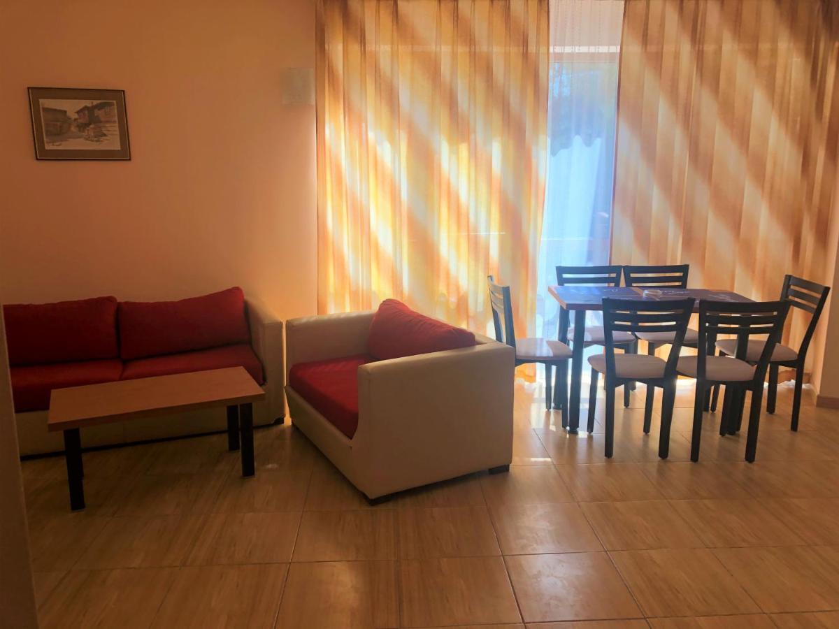 Complex Golden Dreams Aparthotel Pantai Sunny Bagian luar foto