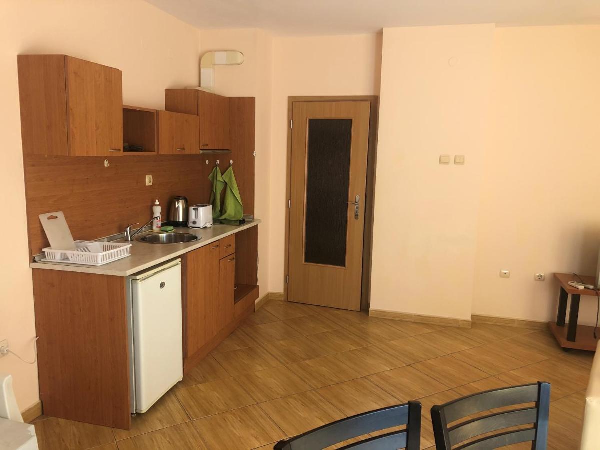 Complex Golden Dreams Aparthotel Pantai Sunny Bagian luar foto