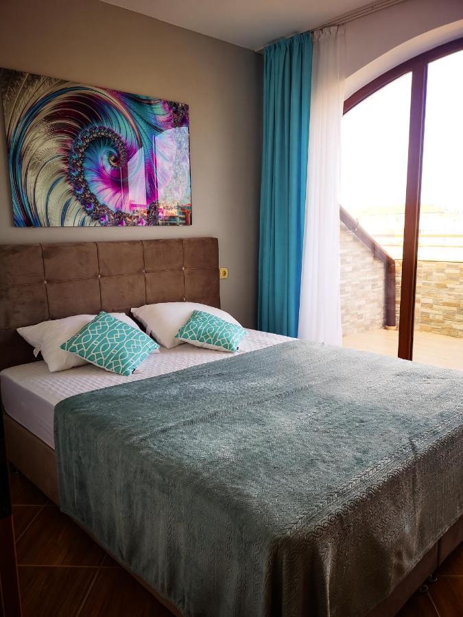 Complex Golden Dreams Aparthotel Pantai Sunny Bagian luar foto