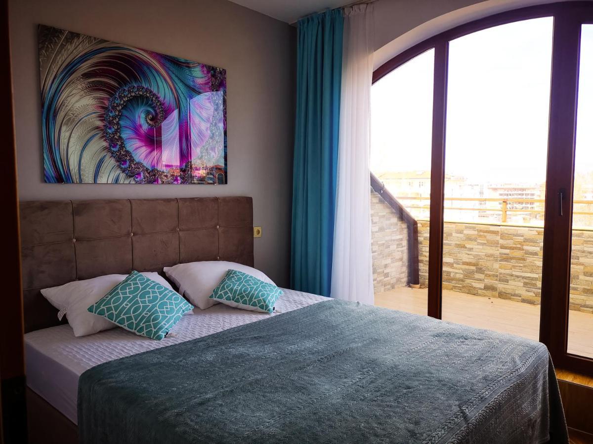 Complex Golden Dreams Aparthotel Pantai Sunny Bagian luar foto