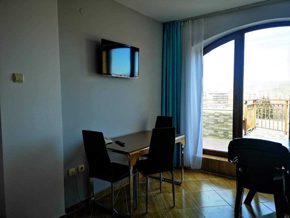 Complex Golden Dreams Aparthotel Pantai Sunny Bagian luar foto