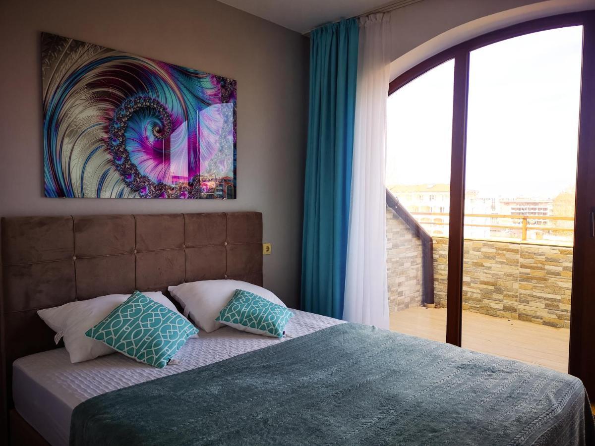 Complex Golden Dreams Aparthotel Pantai Sunny Bagian luar foto