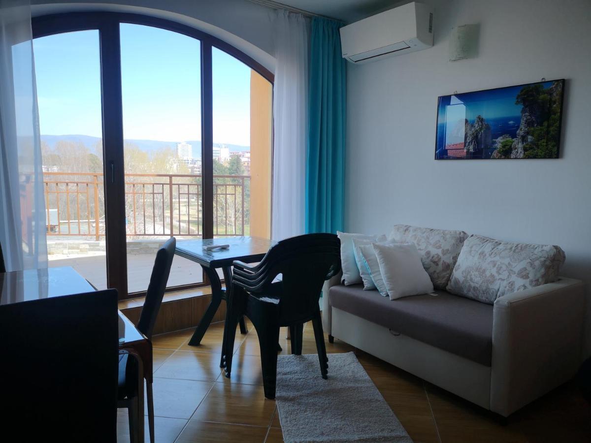 Complex Golden Dreams Aparthotel Pantai Sunny Bagian luar foto
