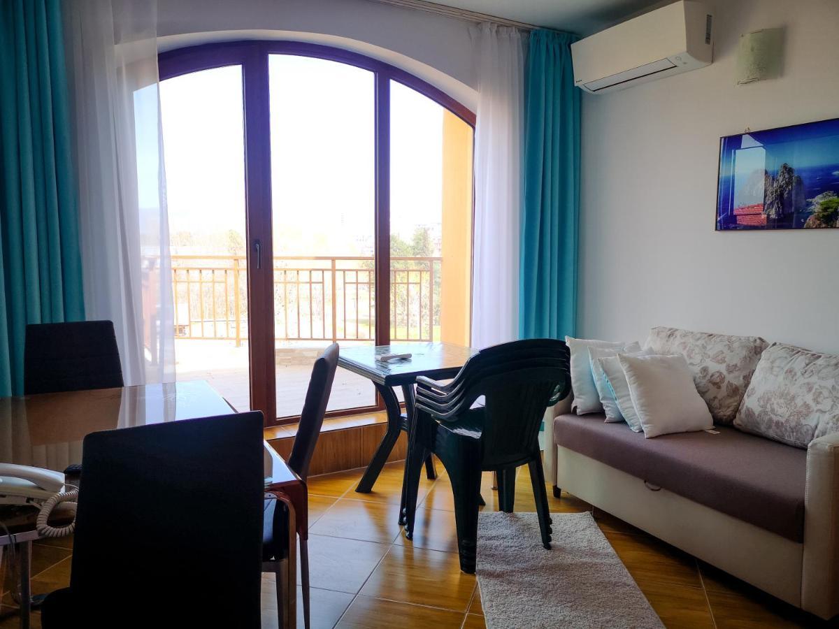 Complex Golden Dreams Aparthotel Pantai Sunny Bagian luar foto