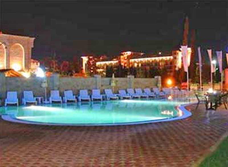 Complex Golden Dreams Aparthotel Pantai Sunny Bagian luar foto