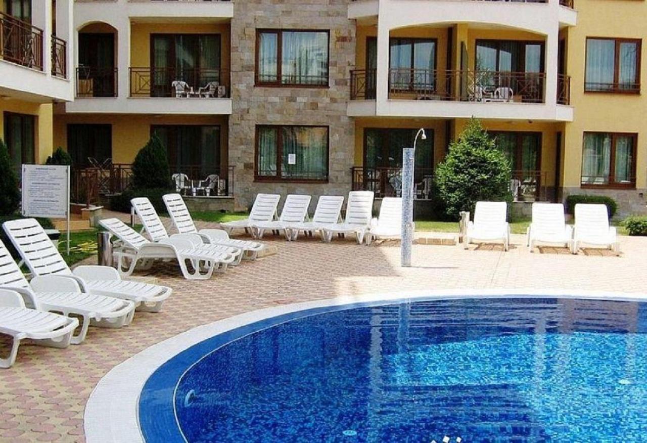 Complex Golden Dreams Aparthotel Pantai Sunny Bagian luar foto