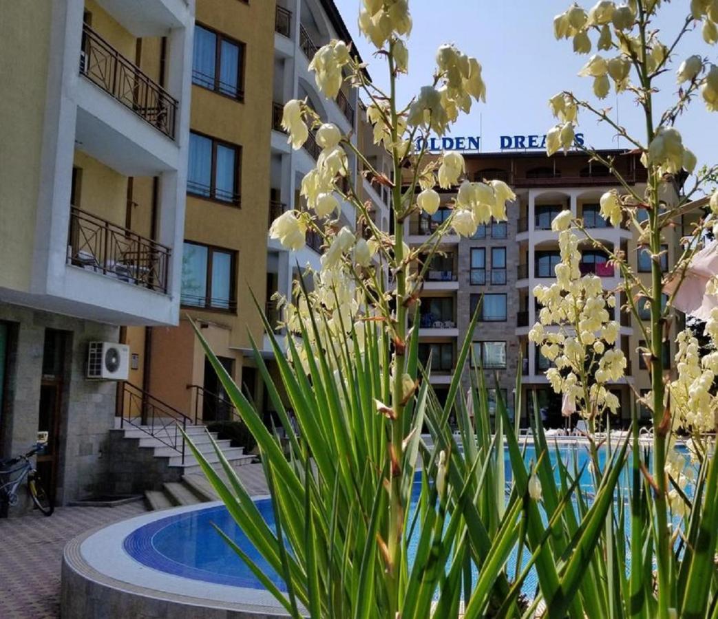 Complex Golden Dreams Aparthotel Pantai Sunny Bagian luar foto