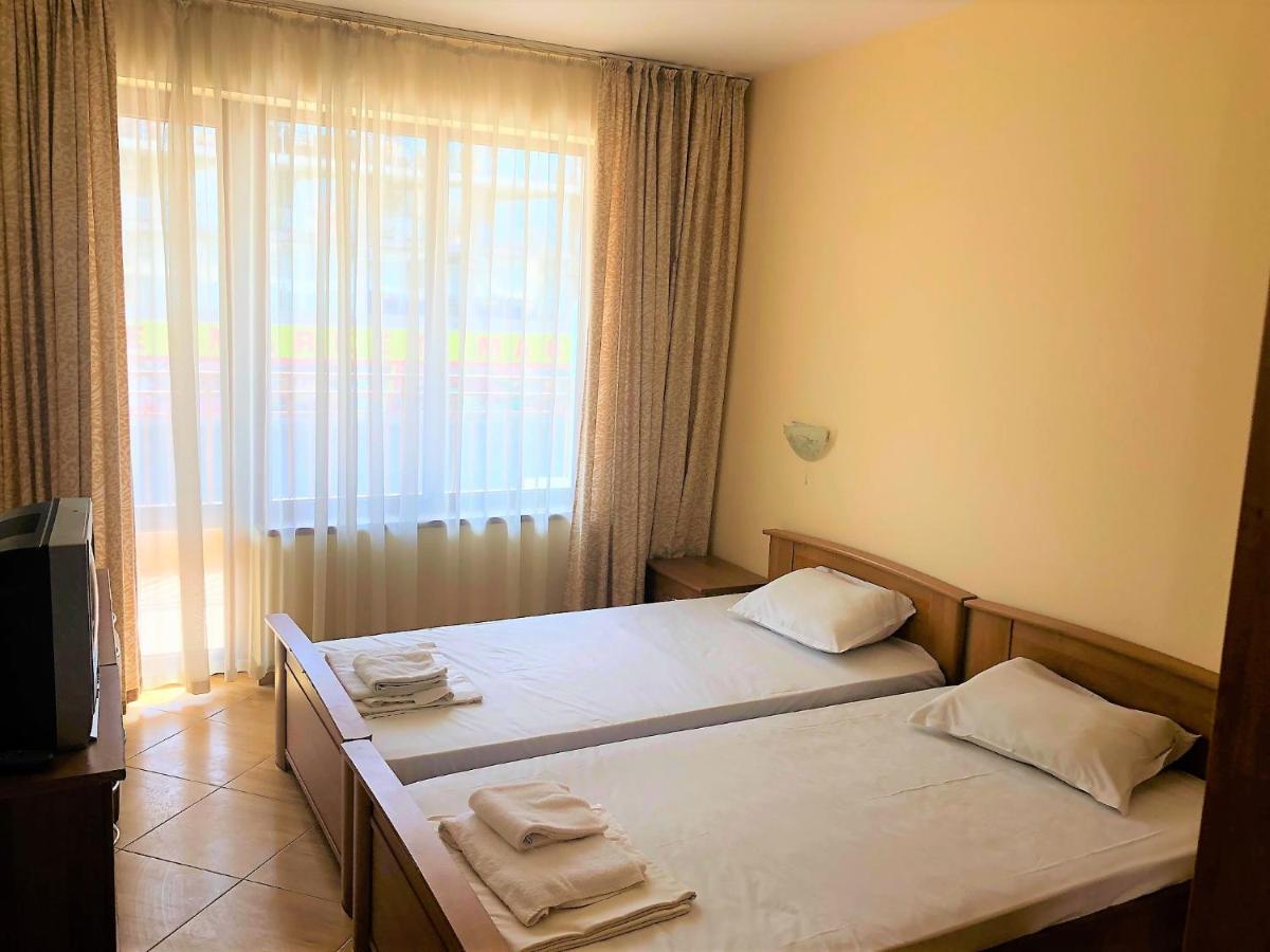 Complex Golden Dreams Aparthotel Pantai Sunny Bagian luar foto