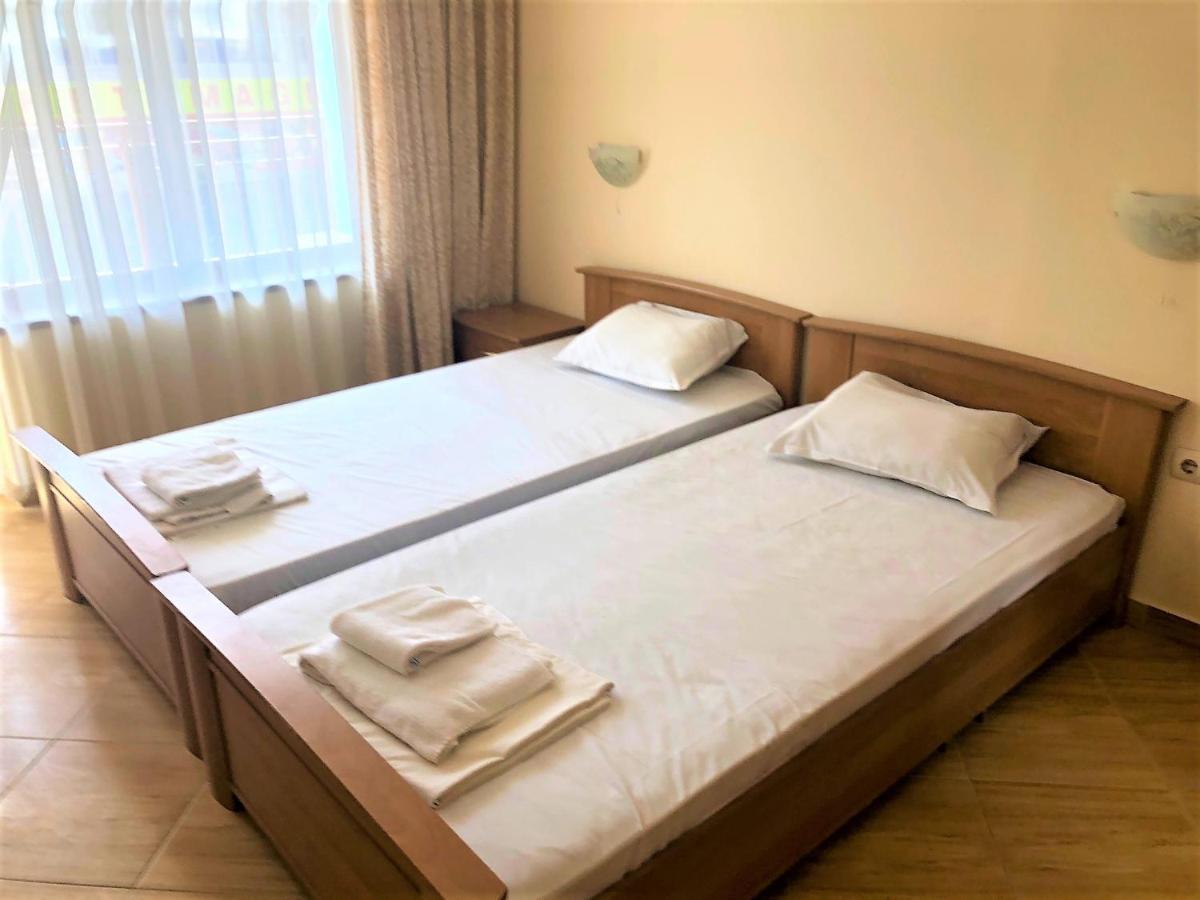 Complex Golden Dreams Aparthotel Pantai Sunny Bagian luar foto