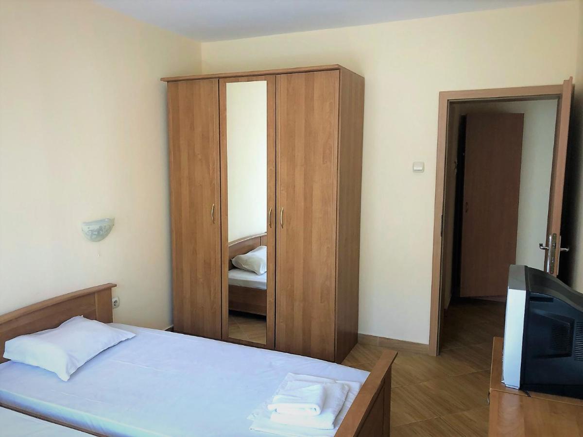 Complex Golden Dreams Aparthotel Pantai Sunny Bagian luar foto