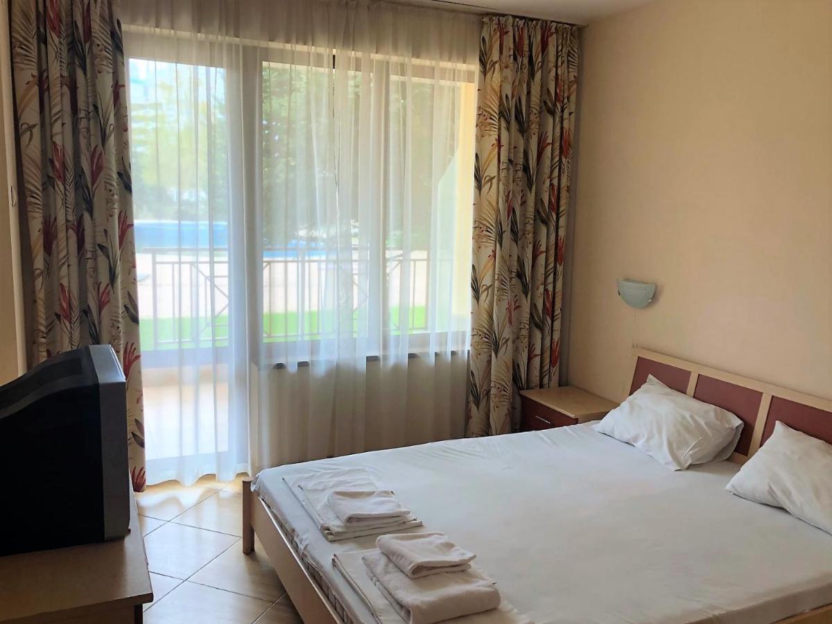 Complex Golden Dreams Aparthotel Pantai Sunny Bagian luar foto
