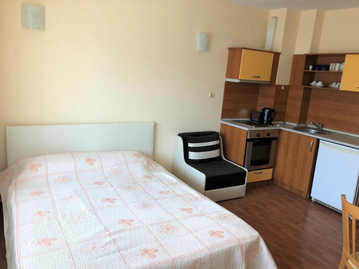 Complex Golden Dreams Aparthotel Pantai Sunny Bagian luar foto
