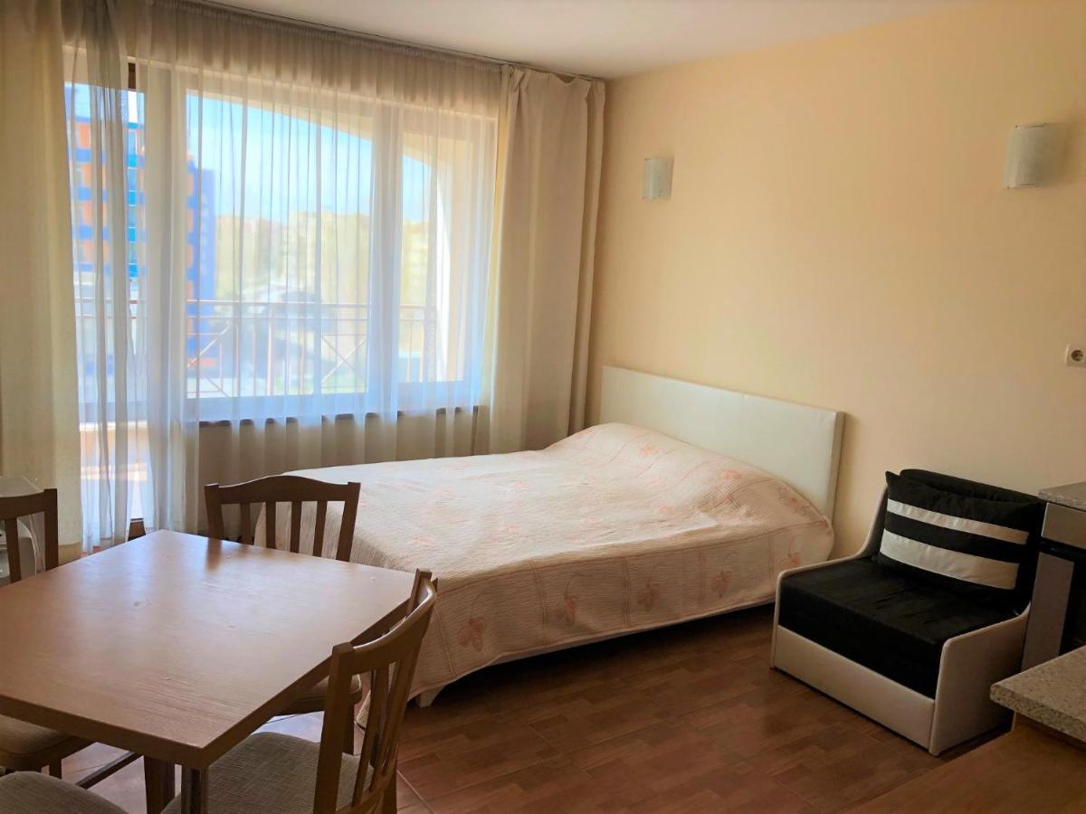 Complex Golden Dreams Aparthotel Pantai Sunny Bagian luar foto